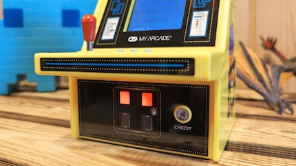 ... und eine Credit-Taste neben zwei leuchtenden LEDs.