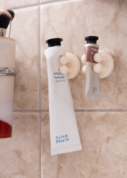 Kleines Teil, grosse Wirkung: Der Silikonhalter wird ohne Bohren befestigt.