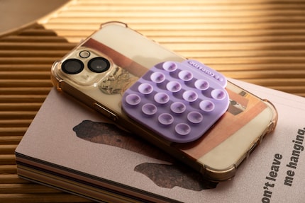 Klein, aber oho: Du kannst den doppelseitigen Saugnapf flexibel einsetzen: für Navigation im Auto, Selfies oder Videoanrufe.