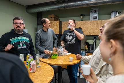 Die kompetente Jury in der gemütlichen Firmencafeteria