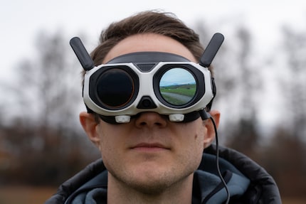 Auf der Vorderseite der Goggles zeigt ein Display an, was ich durch die Kamera der Drohne sehe. Nützlich finde ich dieses Gimmick nicht, aber es sieht cool aus.