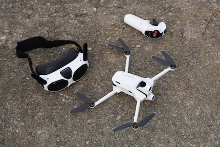 Das Headset macht das Gesamtpaket deutlich sperriger als das von anderen Mini-Drohen.