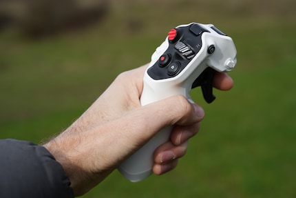 Der Controller ist gut gemacht, die Tasten unterscheiden sich haptisch, sodass ich sie mit aufgesetztem FPV-Headset blind ertasten kann.