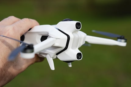 Oben und unten sitzen Kameras mit sphärischen Linsen. Die Standfüsschen fährt die Drohne nach dem Start automatisch ein, damit sie nicht im Bild sind.