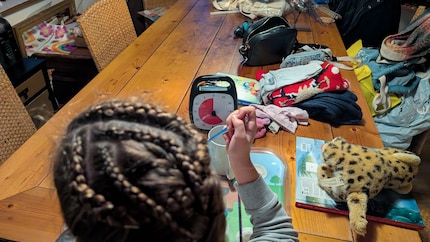 Mit dem Time Timer sieht Zoe, wie viel Zeit sie noch hat – Unordnung auf dem Tisch hin oder her.