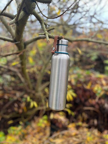 Wenn ich im Garten beschäftigt bin, hänge ich die Flasche gerne mal an einen Ast.