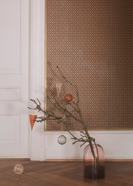 Ein festlicher Ast ganz ohne Schnickschnack ist ideal für kleine Räume.