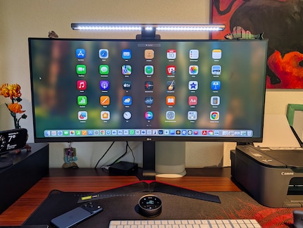 Die Screenbar erleuchtet vollautomatisch meinen Schreibtisch.