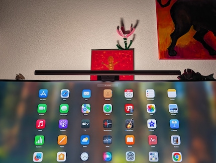 Die LEDs auf der Rückseite strahlen die Wand an.