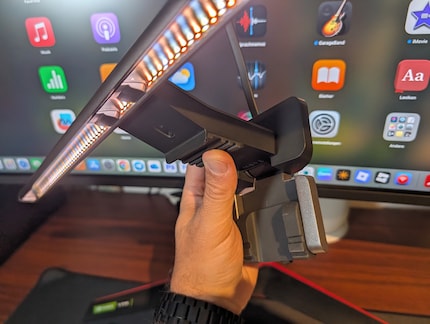 Mit dem Scharnier wird die Lampe auf den Monitor geklemmt.