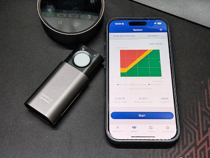 Mit dem Messgerät von Opple stelle ich die Lichtstärke fest.