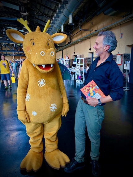 Tobias Goldfarb (rechts) und Spekulatius an der BuchBerlin 2024.