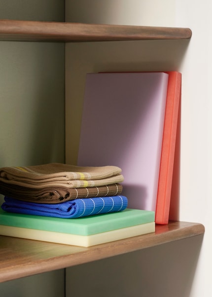 Ein Schneidebrett aus pflegeleichtem Polyethylen, das mit etwas Farbe die Küche aufwertet.