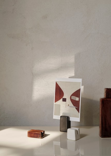 Postkartenhalter wie diese brauchen keine Montage. Einfach hinstellen und ihren Anblick geniessen.