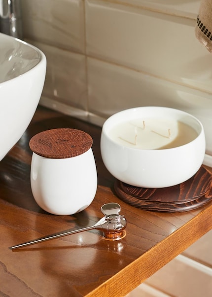 Diese Biene aus Metall löscht Kerzen sicher.