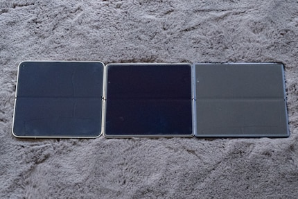 Der Kompromiss mit den Scharnieren: Google links ist wasserdicht, dafür mit dem stärksten Falz. Honor mittig liefert das dunkelste Display und den dezentesten Falz, dafür ist es nicht wasserdicht.