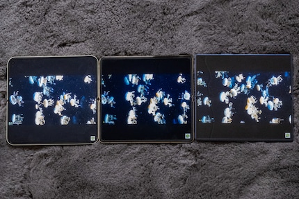 Die Displays beim Video gucken: Das Honor in der Mitte hat das dunkelste Schwarz, Google (links) und Samsung (rechts) sind allerdings auch sehr gut.