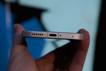 Neben dem USB-C-Anschluss befindet sich einer der zwei Lautsprecher des Poco F8 Pro.