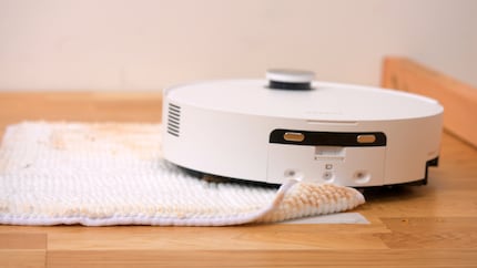 Die Walze nässt und beschmutzt den Teppich.