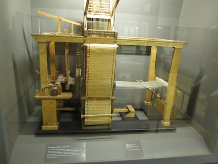 Früher Webstuhl mit Lochkartensteuerung: Basile Bouchons Mechanismus von 1725 gilt als Vorläufer digitaler Informationsverarbeitung.