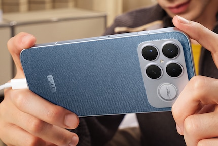 Die blaue Variante des Poco F8 Ultra hat Jeans-Stoff auf der Rückseite.