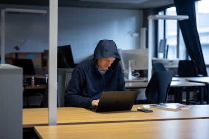 Fotograf Chris meinte, er bräuchte noch neue Fotos zum Thema «Hacker»; auch das geht mit meiner Reisejacke.