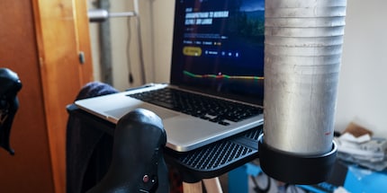 Der Laptop Race Table von Tons mit Trinkflaschen- und Handtuchhalterung.