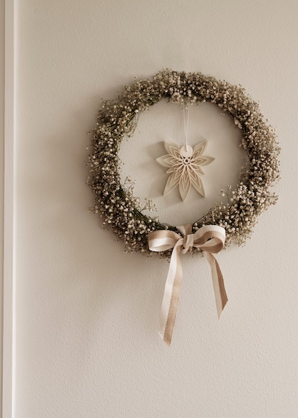Egal, ob an der Tür, der Wand oder im Fenster: Trockenblumen am Kranz sind immer ein Eyecatcher.
