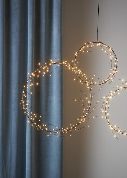 Glow up: Mit einer Lichterkette wird dein Kranz zum strahlenden Highlight.