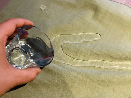 Wenn ich Wasser auf dem Tuch auskippe, perlt es fast ab.