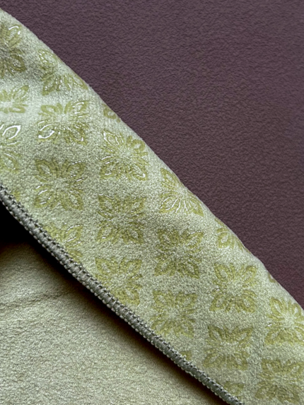 Die Rückseite ist mit Anti-Rutsch-Logos versehen.