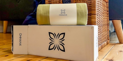 Das Yogahandtuch kommt in einem Versandkarton mit Markenbranding.