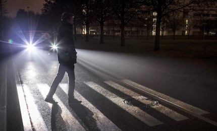 We kunnen ervan uitgaan dat deze man niet in de volgende seconde werd overreden door een auto ondanks dat hij donkere kleding droeg. De foto is immers gemaakt door Mercedes-Benz, die hem gebruikte ter illustratie van een persbericht over geavanceerde voetgangersdetectie. Nou ja, de man had zich ook gewoon zichtbaar kunnen maken.