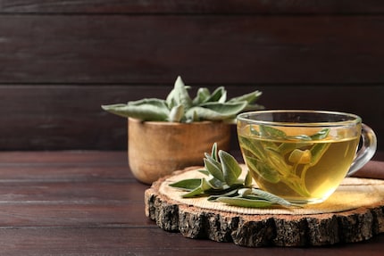 Salbei wirkt entzündungshemmend und kann zum Beispiel bei Entzündungen im Mund- und Rachenraum Linderung bringen.