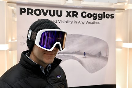 Mitgründer Gabriel Iobbi zeigt die XR-Goggles auf der ISPO.