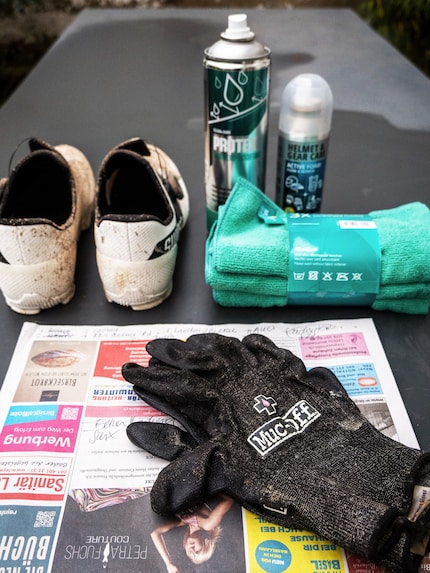 Schuhe, Reinigungsmittel, Mikrofasertücher, Handschuhe und ein bisschen Zeitungspapier zum Ausstopfen.