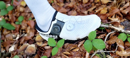 Die erste Ausfahrt mit einem nagelneuen, strahlend weissen Schuh. Und der erste Dreckspritzer.