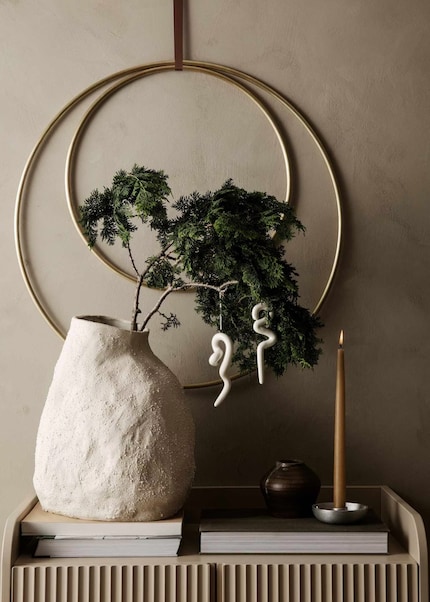 Dank der Kreisform und der glänzenden Materialien glänzt der Deko-Ring von ganz allein.