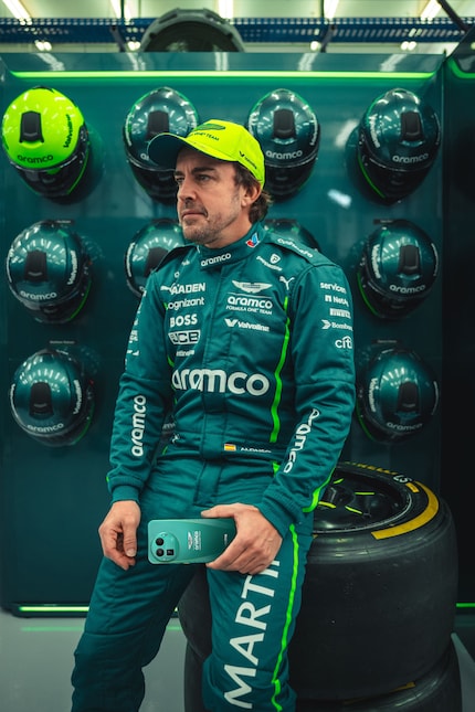 Formel-1-Fahrer Fernando Alonso mit dem neuen Flaggschiff – das Qualifying war wohl nicht erfolgreich.