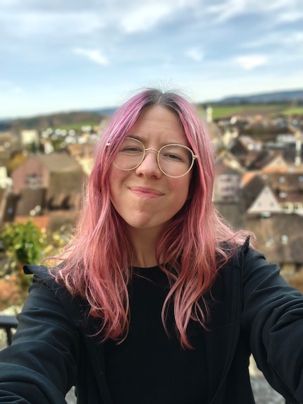 Selfies sind ganz in Ordnung, das Bokeh schneidet meine Haare allerdings komisch ab.