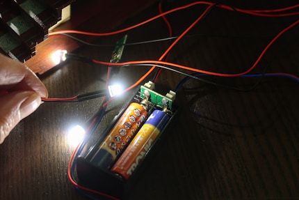 Der linke Kontakt an der Platine saß nicht fest. Ich löte ihn an und siehe da: Es werde Licht.