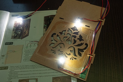 An der Deckenplatte verlaufen ganze drei Kabel.