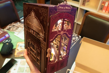 Das fertige Book Nook hat etwa die Maße eines Schuhkartons.