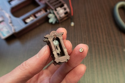 Das Pendelgewicht bricht beim Fixieren der Uhr leider ab. Das fällt zum Glück kaum auf.