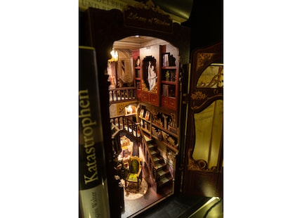 Die vielen Einzelteile verleihen dem Book Nook Tiefe.