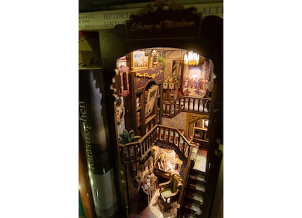 Die «Bibliothek der Weisheit» ist tatsächlich ein wunderschöner Blickfang im Bücherregal.