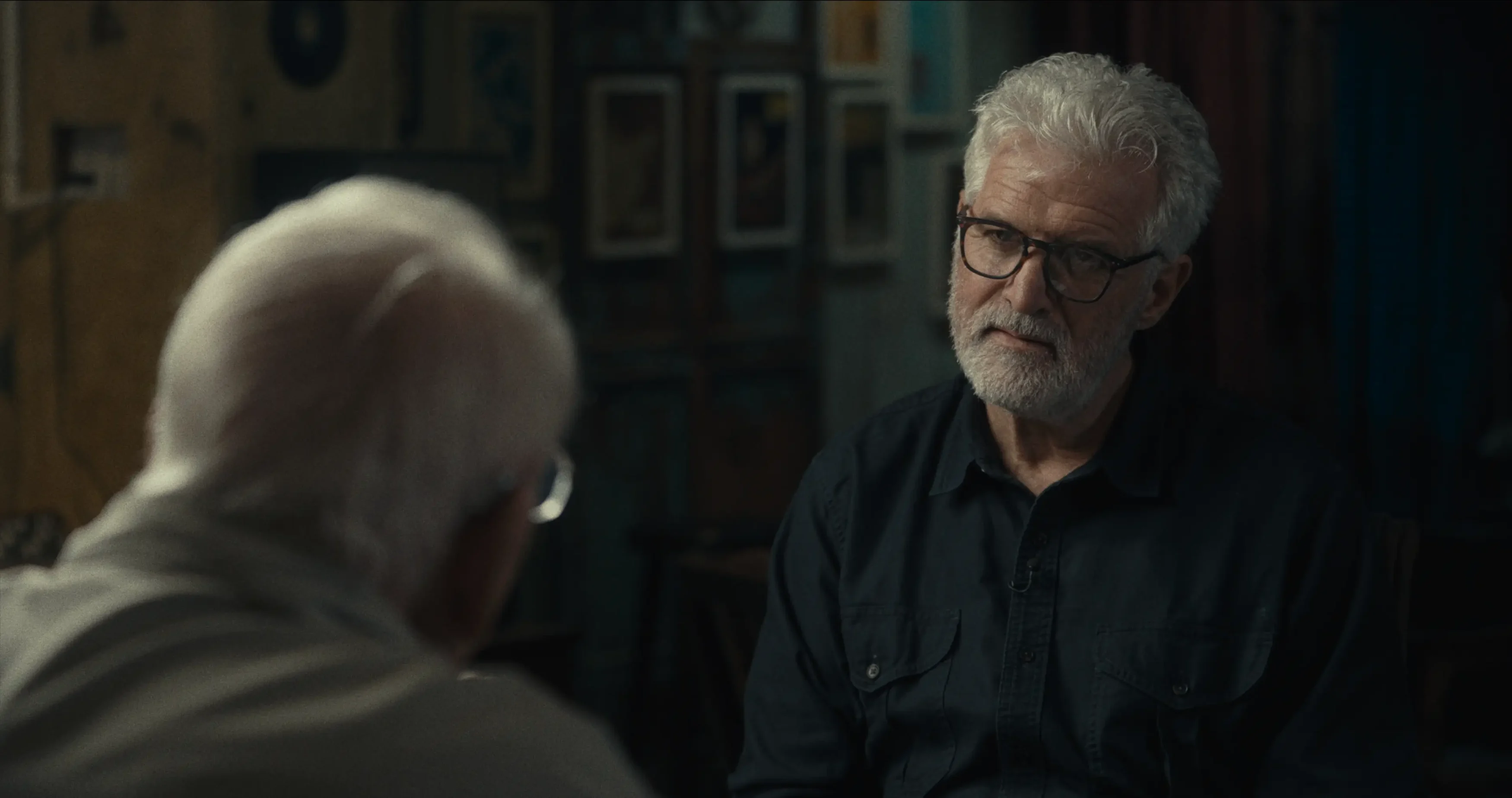 Gary Knight (rechts) hinterfragt Carl Robinsons Motive nicht sehr kritisch.