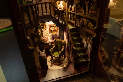 Wie ein Blick durchs Schlüsselloch in eine andere Welt: So sieht das fertige Book Nook aus.