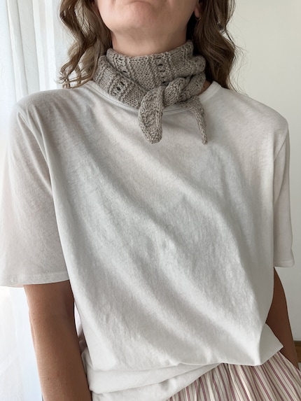 Das HI Bandana von Ozetta ist ein hübsches, kleines Tuch mit Strukturmuster.