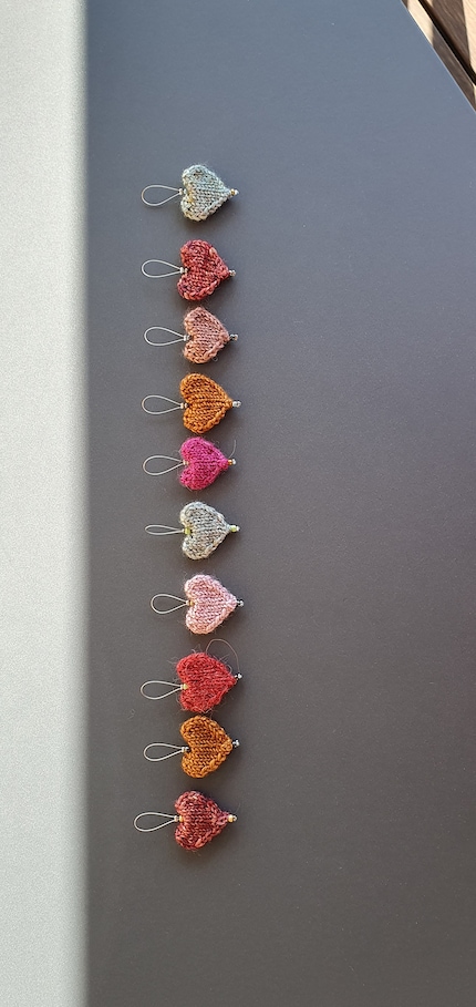 Aus den Miniherzen kann man hübsche Anhänger basteln.